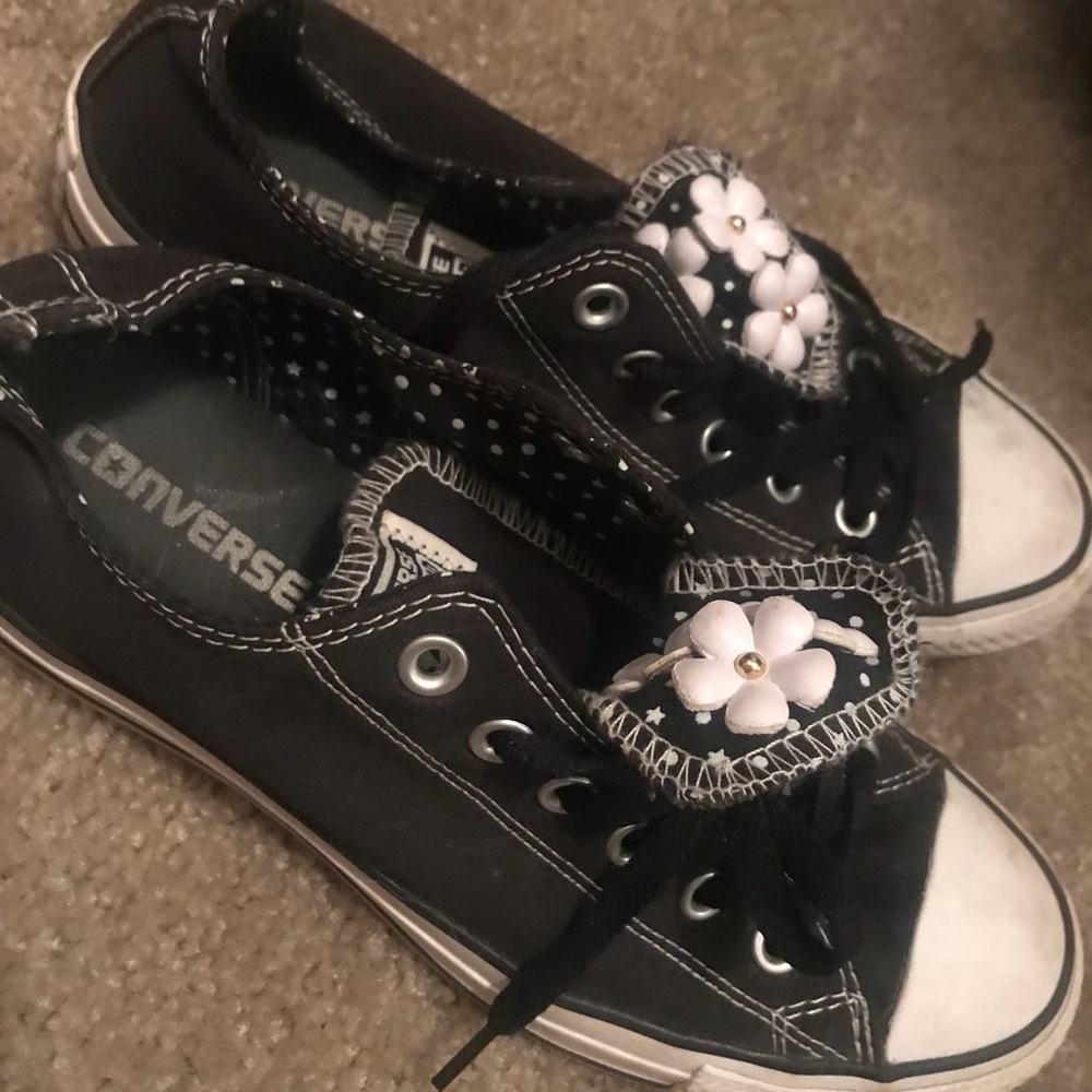 Black flower converse